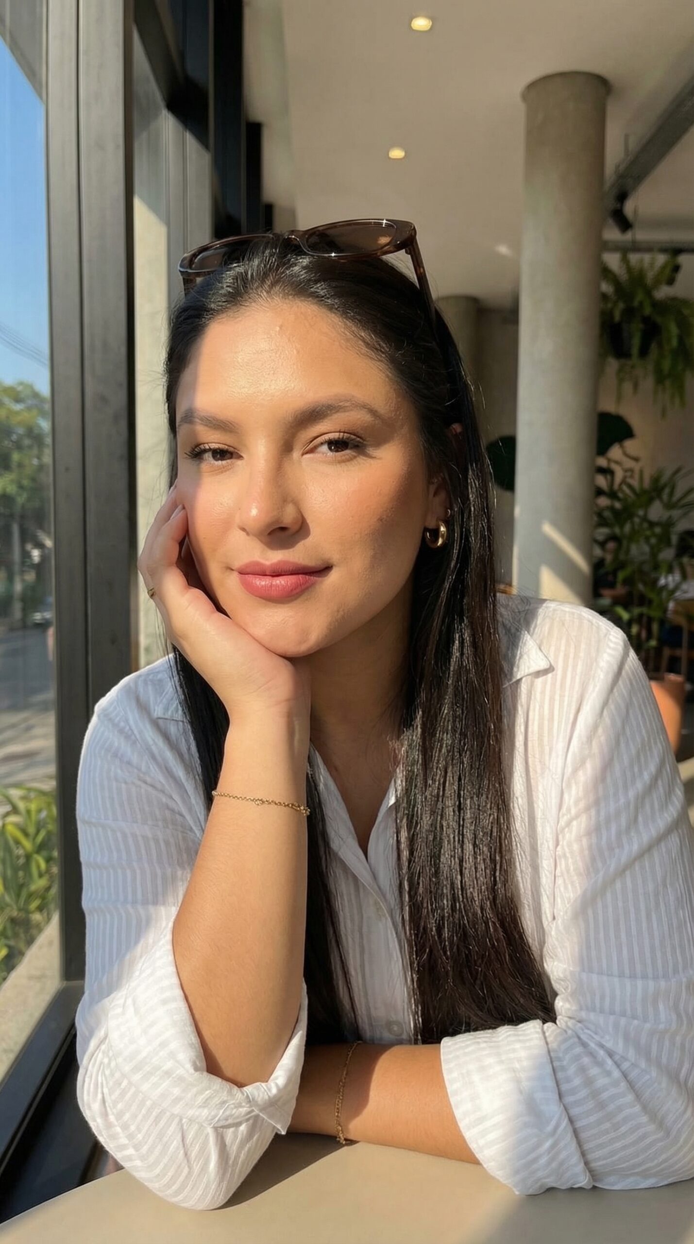 Young_woman_with_an_oval_facial_structure_and_soft_delpmaspu (1)